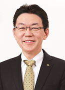 代表取締役社長兼COO(最高執行責任者)岩崎高治